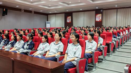 3.学生们神情专注，被革命先辈不怕牺牲、奋勇向前的精神深深打动
