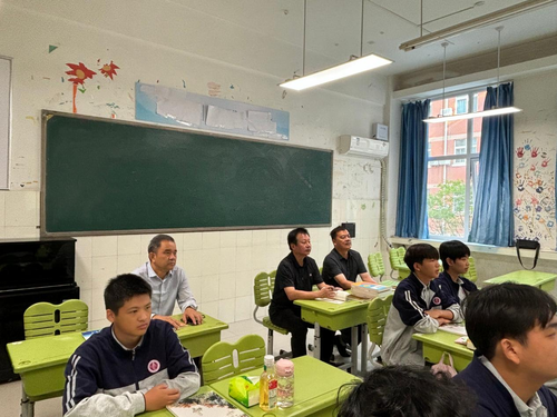 3学校领导深入课堂，认真观摩课堂教学
