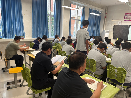 4学校领导们边听边记，细心关注师生课堂状态
