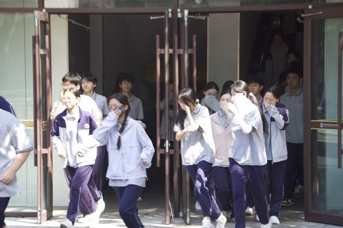2学生有序从教学楼撤离