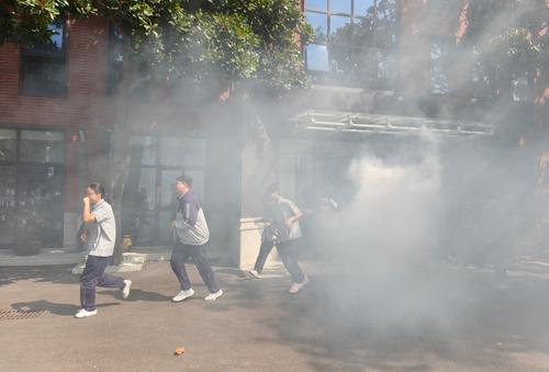 3学生穿越模拟烟雾快速撤离