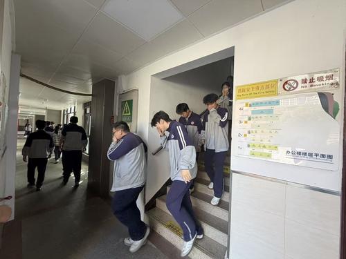 4学生沿楼梯通道避险撤离
