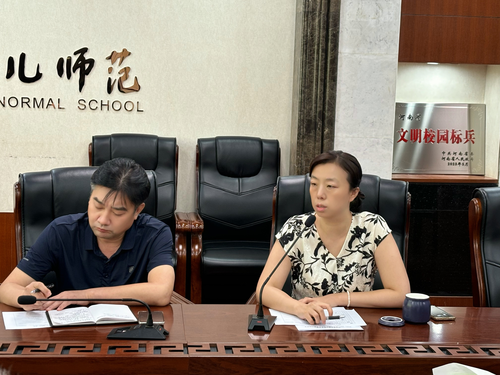 3郑州艺术幼儿师范学校教师发展中心主任黄洋作专题发言