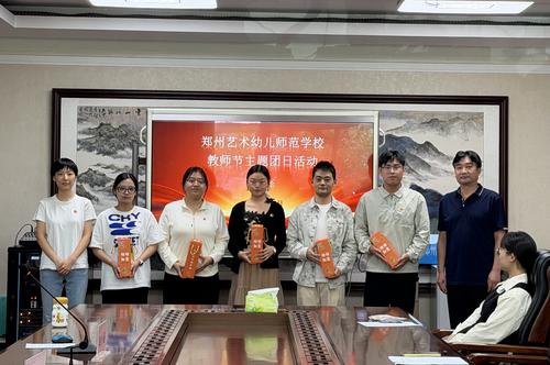 4副校长谢涛代表学校传达对老师们的节日关怀与问候