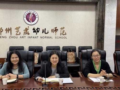 2.郑州市教育科学规划与评估中心心理健康学科教研员郑亚楠主持会议