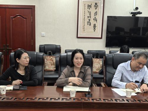 4.郑州艺术幼儿师范学校学生发展中心主任郑丽影介绍心育工作概况