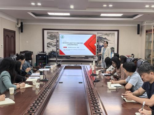 5.郑州树青医学中等专业学校心理老师焦珊珊进行案例分享