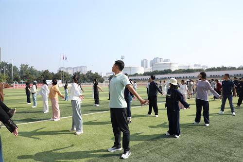 4.练习八段锦 健体润师心