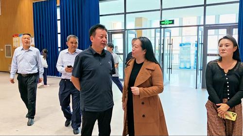 1-团委书记刘婷为学校党委书记周卫红讲解社团组建情况
