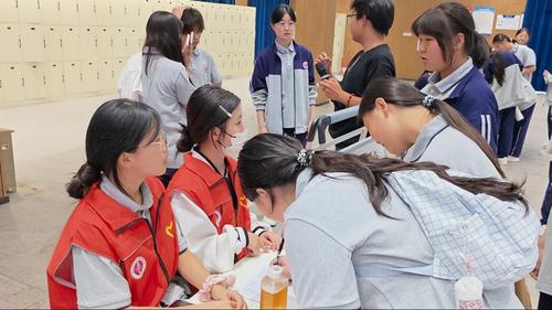 2-学生积极踊跃报名社团