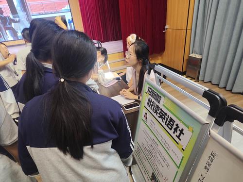 3-社团老师向学生宣传讲解