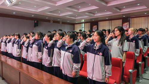 4.全体新团员高举右拳，重温入团誓词