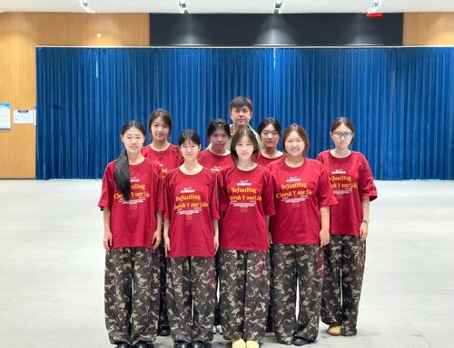 3从反复打磨动作到并肩站上赛场，指导老师悉心护航