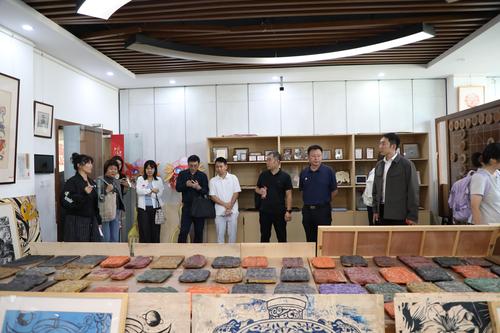 3.在非遗中心了解该校美育开展情况
