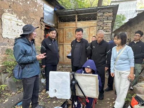1-郑州艺术幼儿师范学校党委书记周卫红携学校领导赴写生基地看望学生