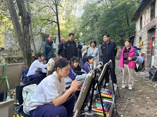 2-校领导深入写生基地实地了解学生写生情况