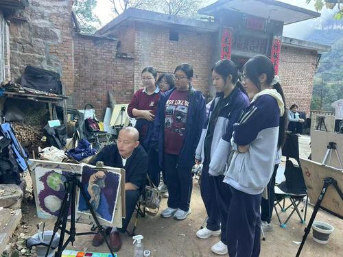 4-专业老师为学生修改画作