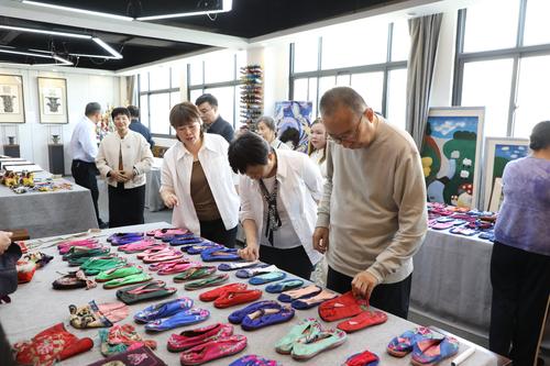 2调研组一行首先来到该校非遗实训中心实地考察