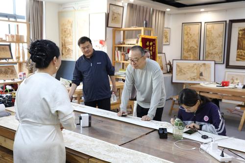 3在烙画实训室了解教学情况