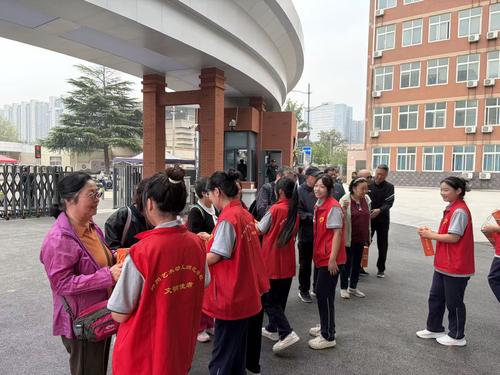 2校门口学生志愿者送老教师伴手礼