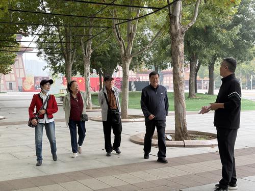 4郑州园博园与老教师交流谈心